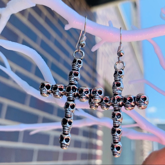 Cross Skulls Gothic Antique Silver Dangle Earrings - Picture 11 of 12